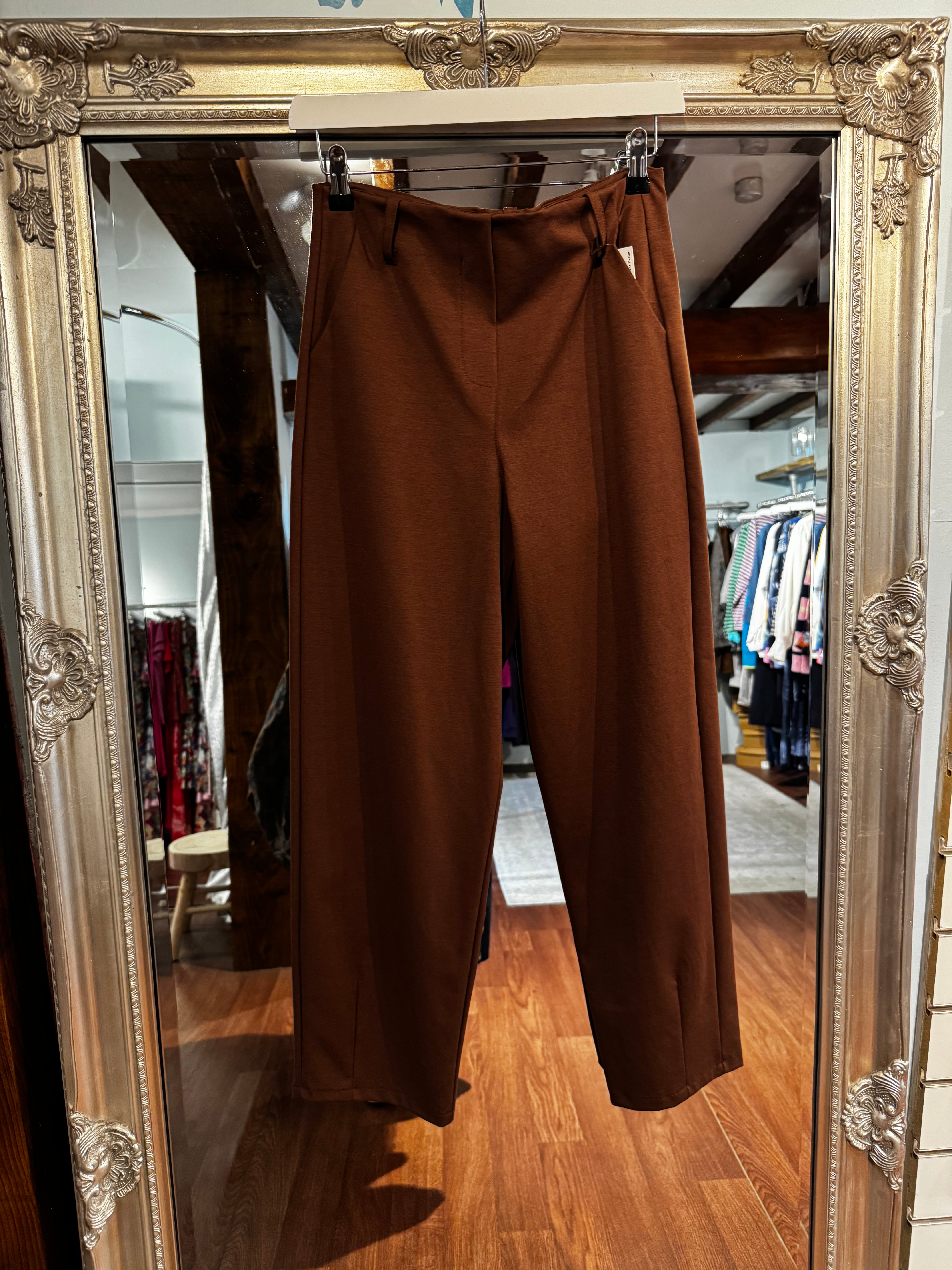 Zola Pin Tuck Trousers in Choclate
