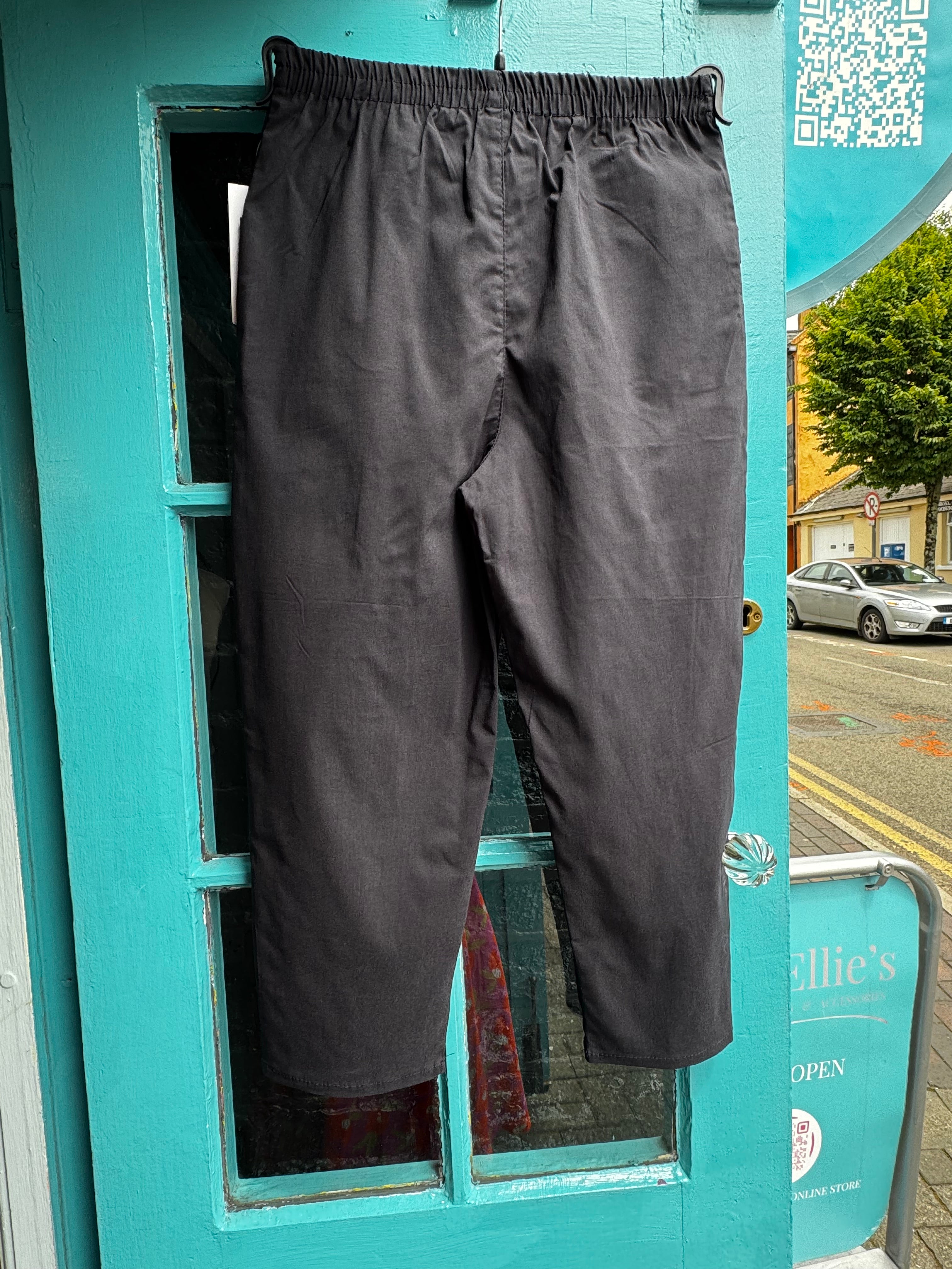 Capri pants Navy with detail
