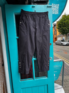 Capri pants Navy with detail