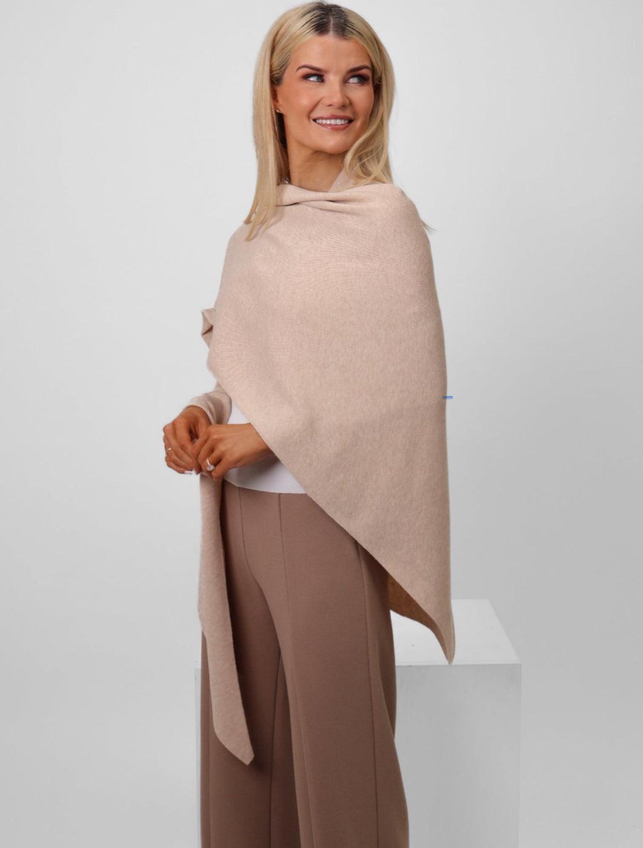 Kate & Pippa Sandi Cape