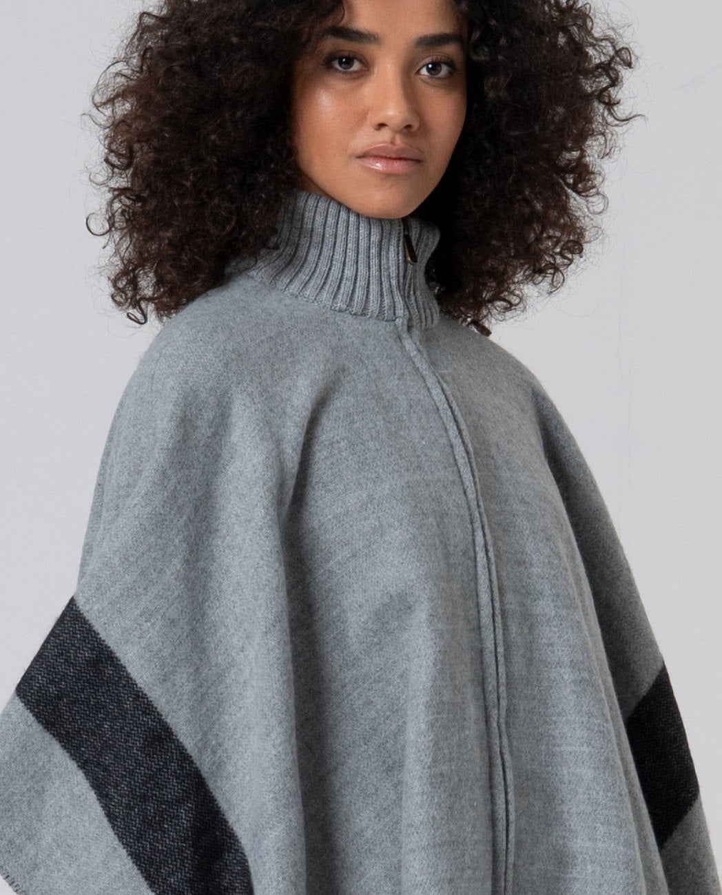 Surkana grey/black poncho