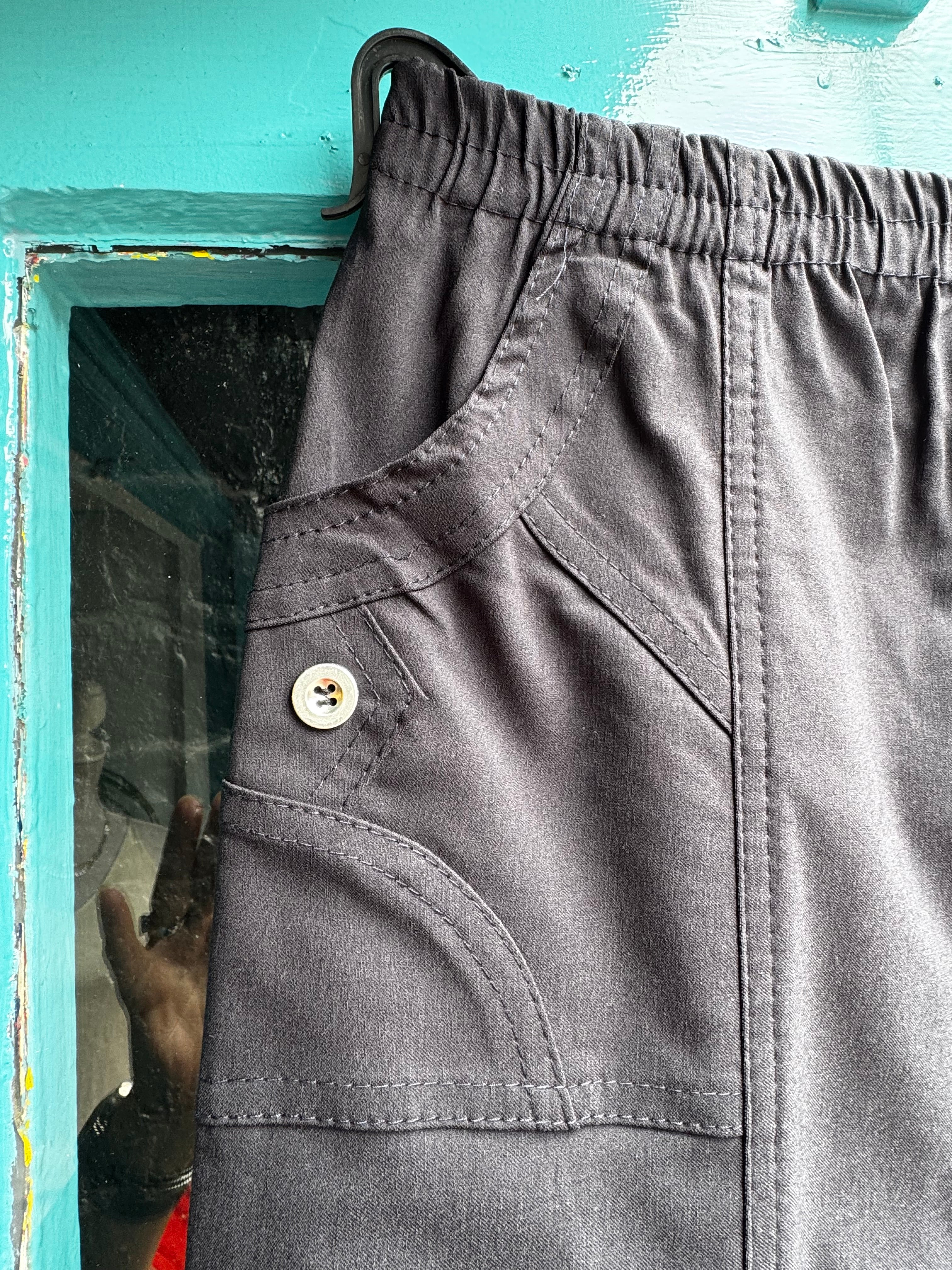 Capri pants Navy with detail